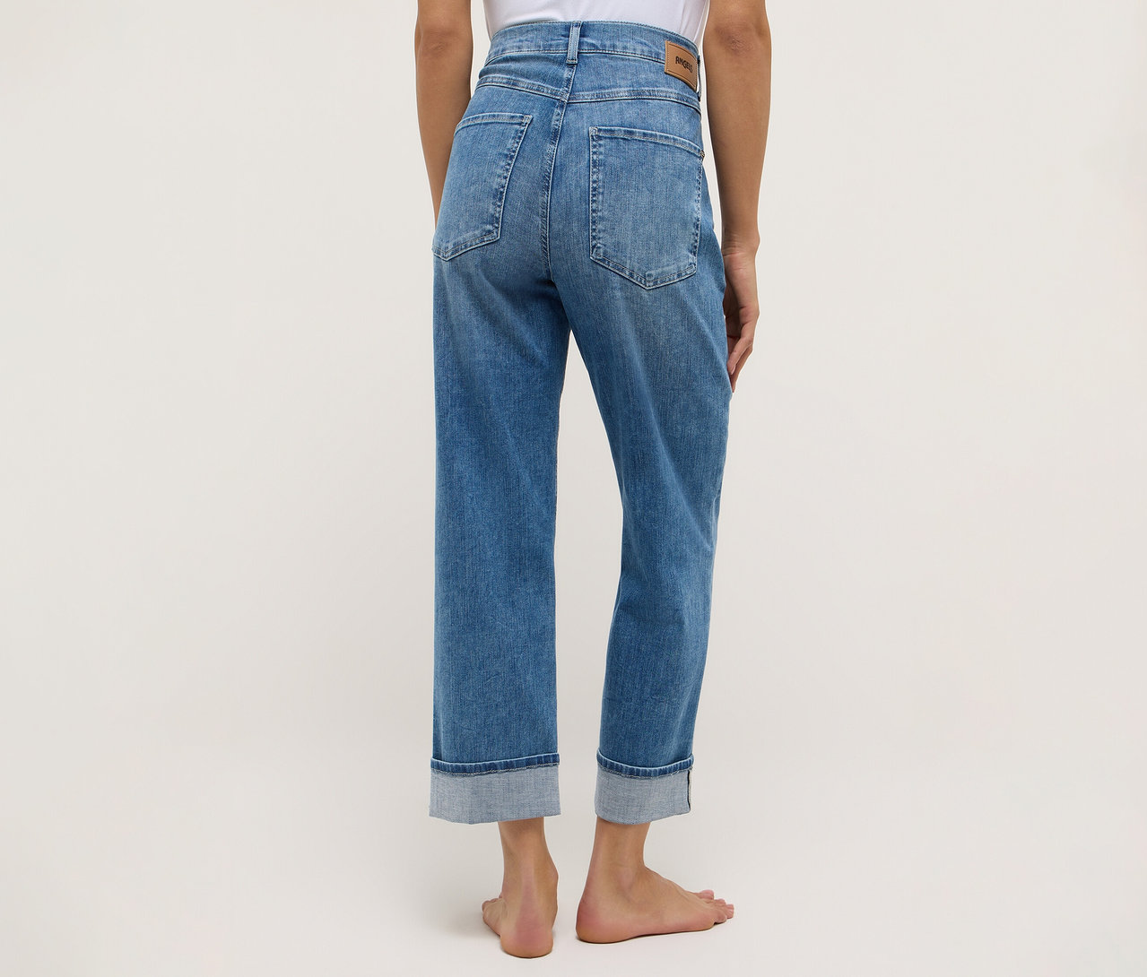Pohľad zozadu na ženu v džínsoch Angels Denim »Liberta«.