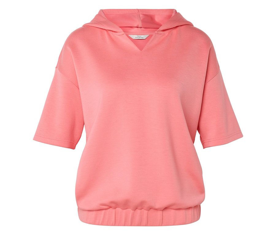 Na bielom pozadí je koralová mikina s kapucňou a krátkymi rukávmi.