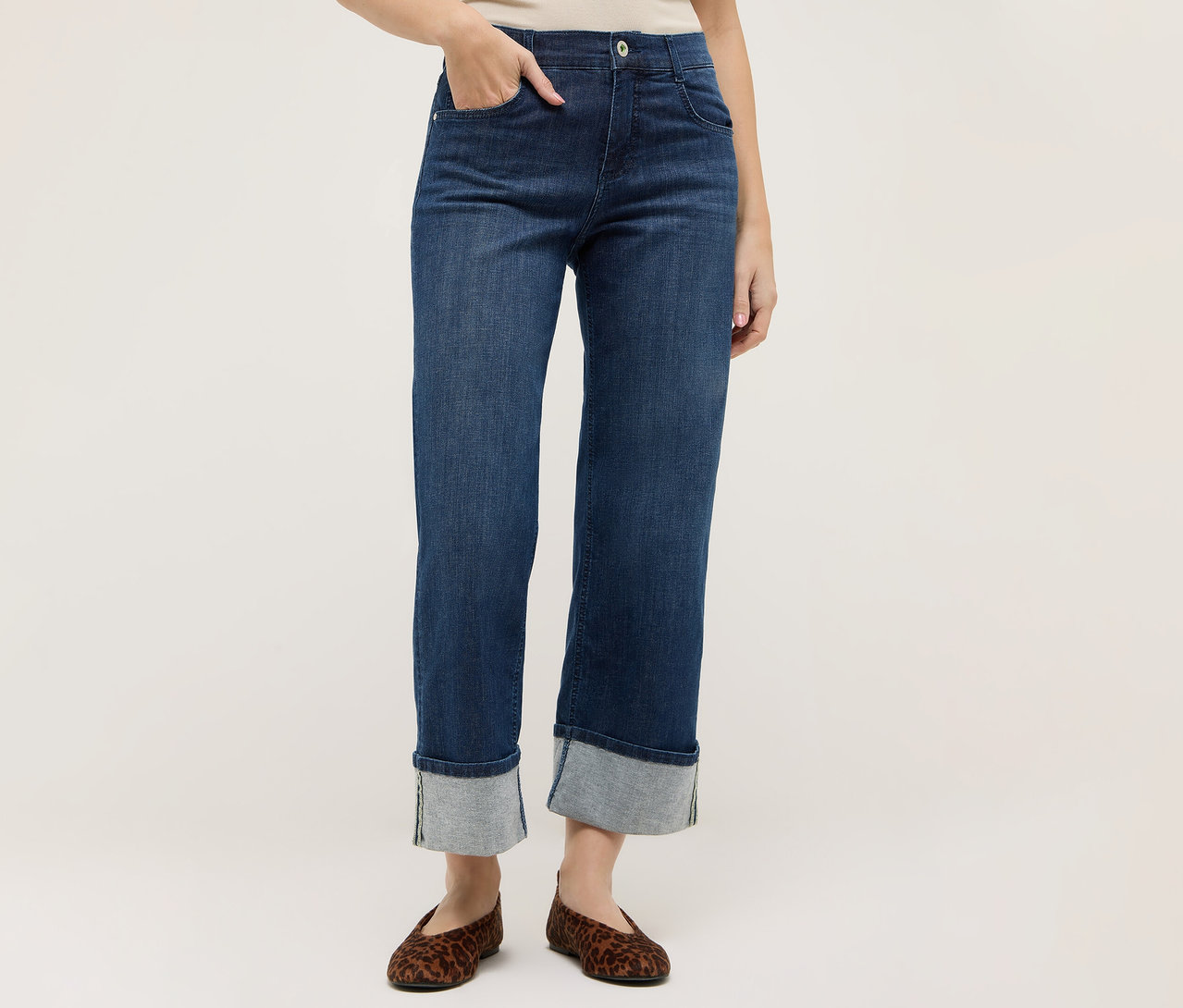 Osoba nosí tmavomodré nohavice Angels Denim »Laia Turn Up«, Wide Leg s vyhrnutými nohavicami a balerínky so zvieracou potlačou.