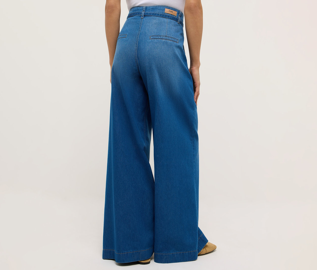 Pohľad zozadu na ženu v džínsoch Angels Denim »Liva« Sleek Wide Leg a balerínkach.