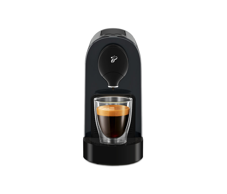 Čierny kávovar Cafissimo pure+ s šálkou kávy.