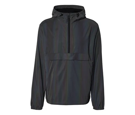 Tmavá reflexná bunda s kapucňou, polovičným zipsom a veľkým predným vreckom.