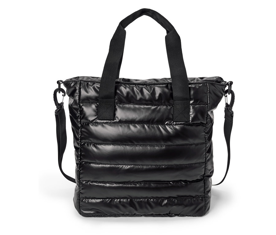 Čierna prešívaná taška s krátkymi popruhmi a dlhým ramenným popruhom.