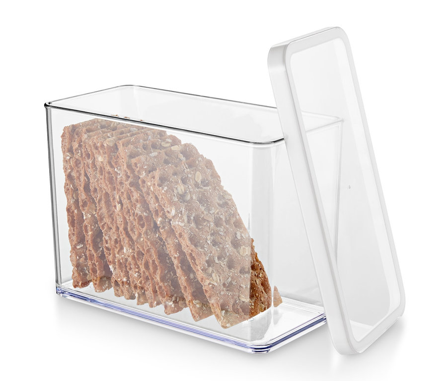 Chrumkavý chlieb v priehľadnej nádobe na skladovanie zásob s vekom.