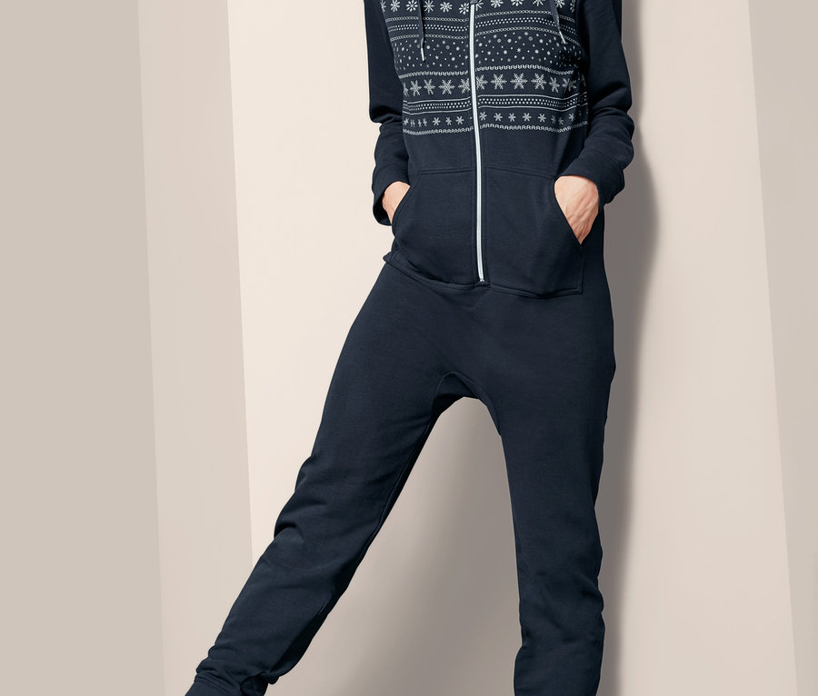 Žena pózuje v domácom overale.