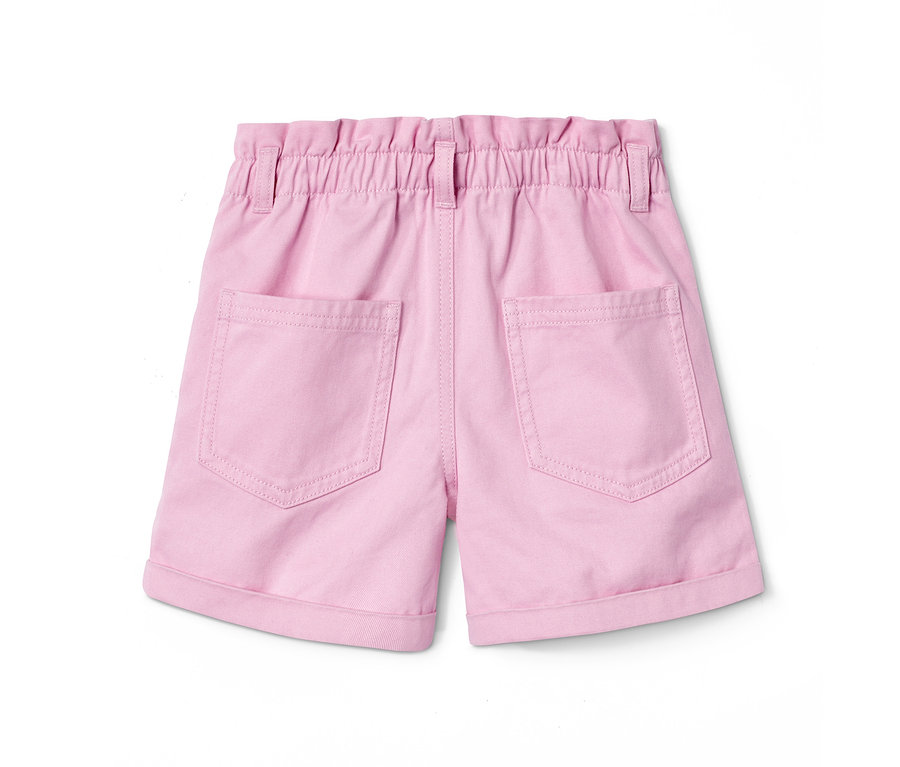 Detail zadnej strany ružových denimových šortiek z biobavlny.