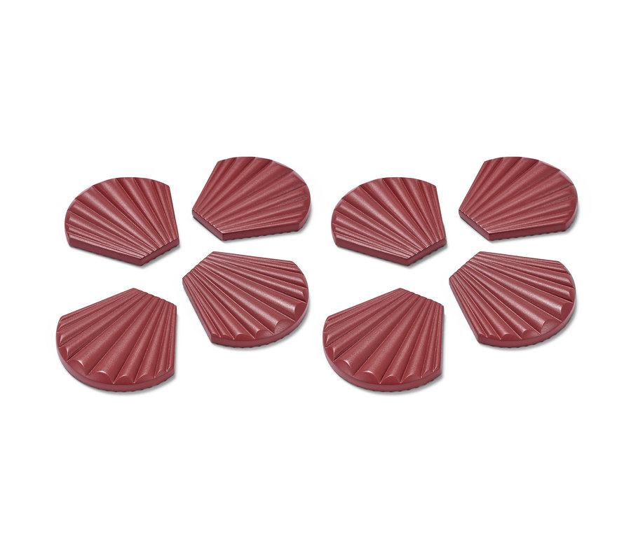 Osem závaží na obrus v tvare mušle, bordovej farby, rozložených na bielom pozadí.