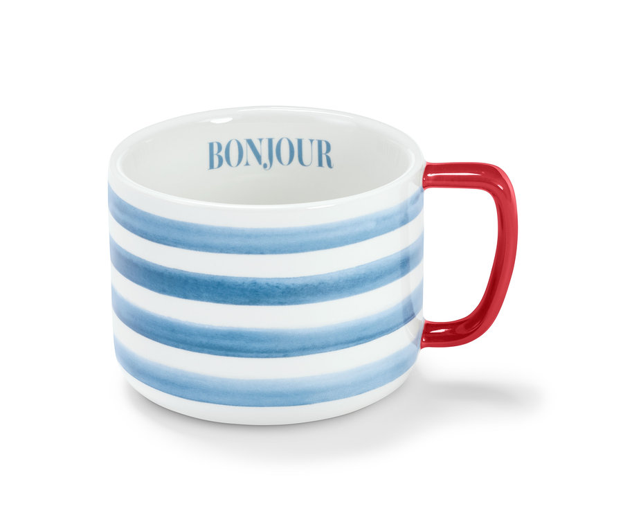 Detail Veľkej šálky s modrými pruhmi a červeným uchom, vnútri nápis Bonjour.