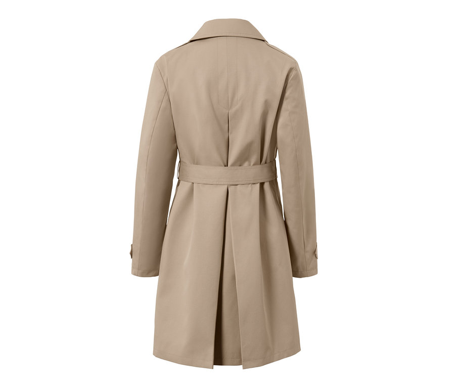 Pohľad zozadu na trenčkot.