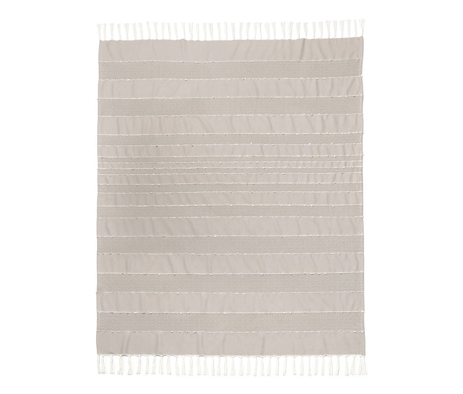 Béžová deka s strapcami a vodorovnými pruhmi.