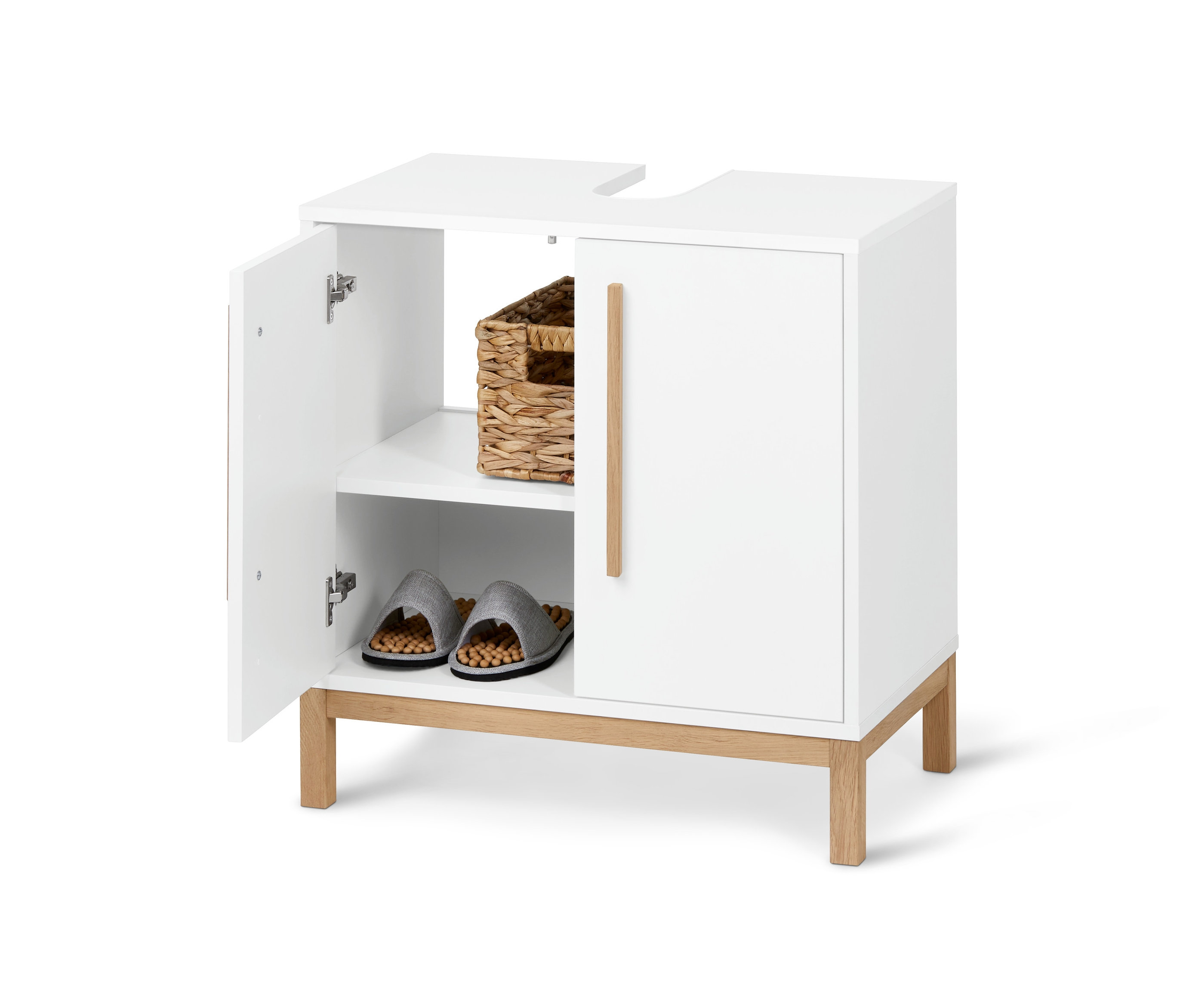 Otvorená biela kúpeľňová skrinka pod umývadlo Eklund s košíkom a papučami vnútri.