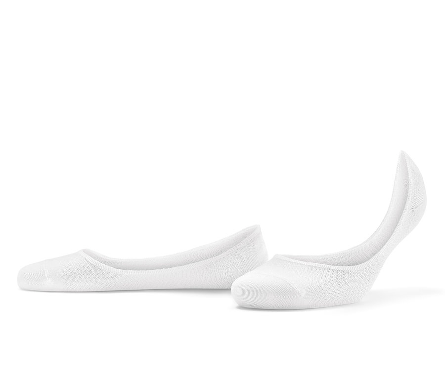 Dva páry bielych ťapiek do športových topánok.