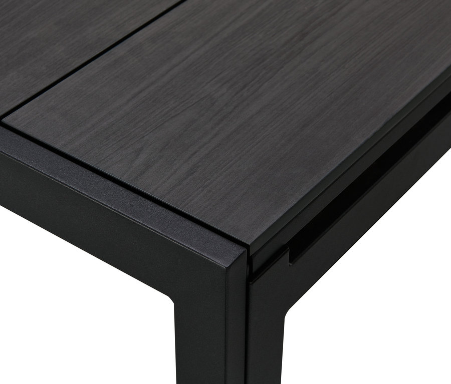 Detail rohu rozkladacieho stola z robustnej dosky Duraboard s čiernym rámom.