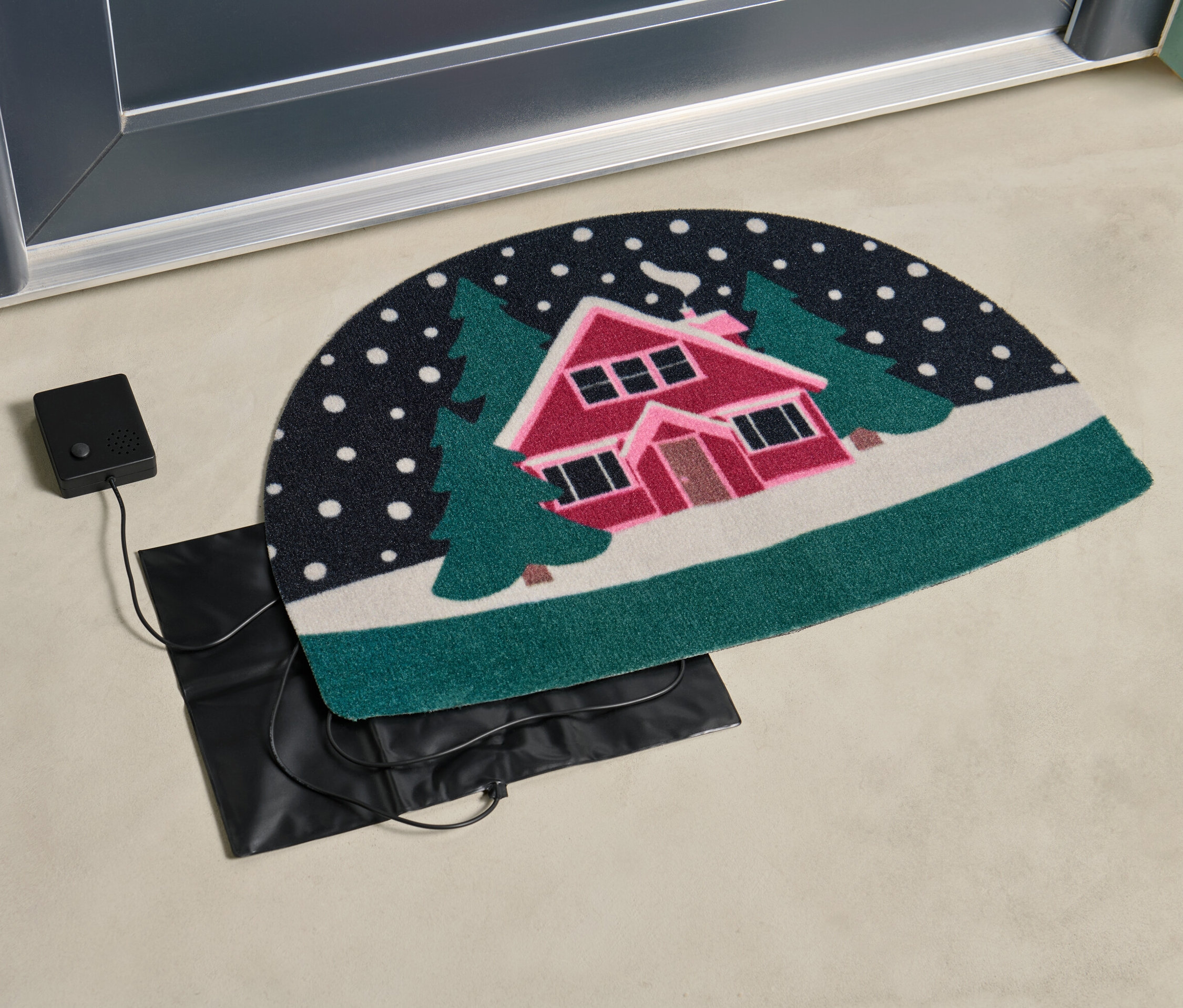 Dverová podložka so snímačom s vianočnou hudbou leží vedľa dverí.