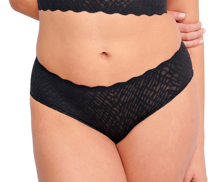 Torzo ženy v čiernych bokových nohavičkách sloggi ZERO Feel Bliss Hipster.