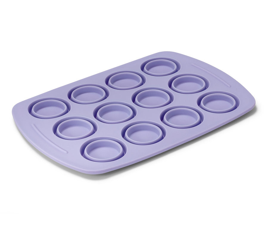 Fialový skladací silikónový plech na muffiny s dvanástimi priehlbinami.