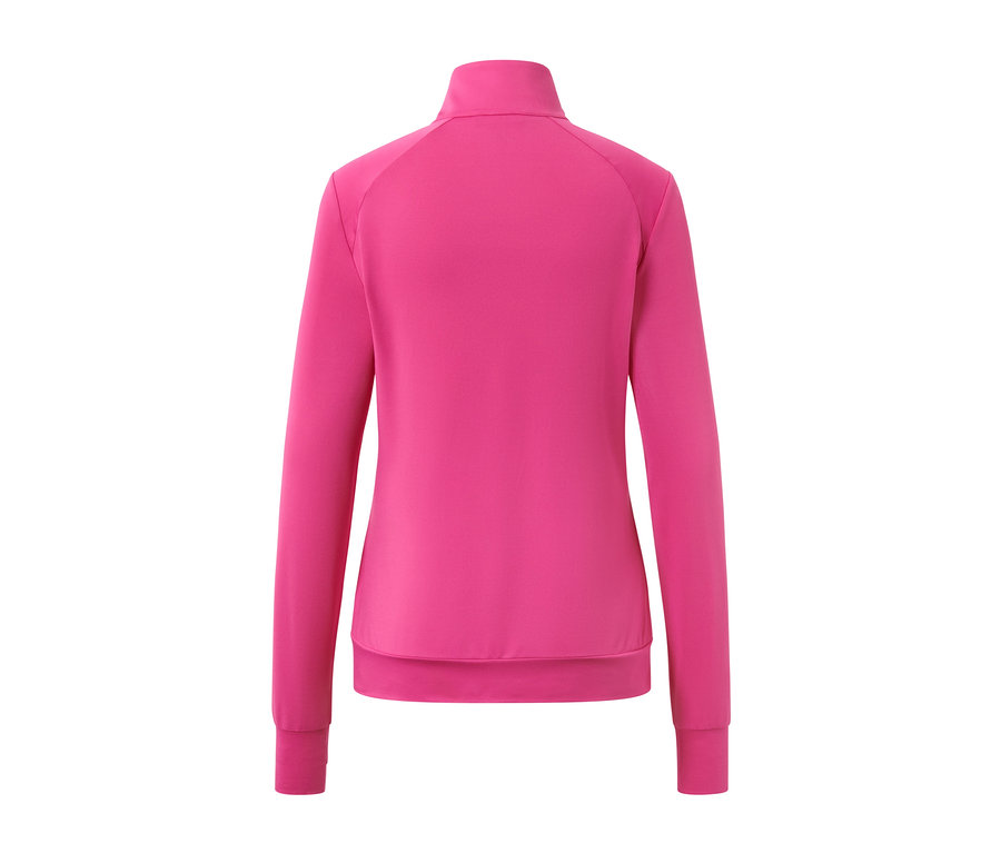 Pohľad zozadu na funkčnú bundu fuksiovej farby.