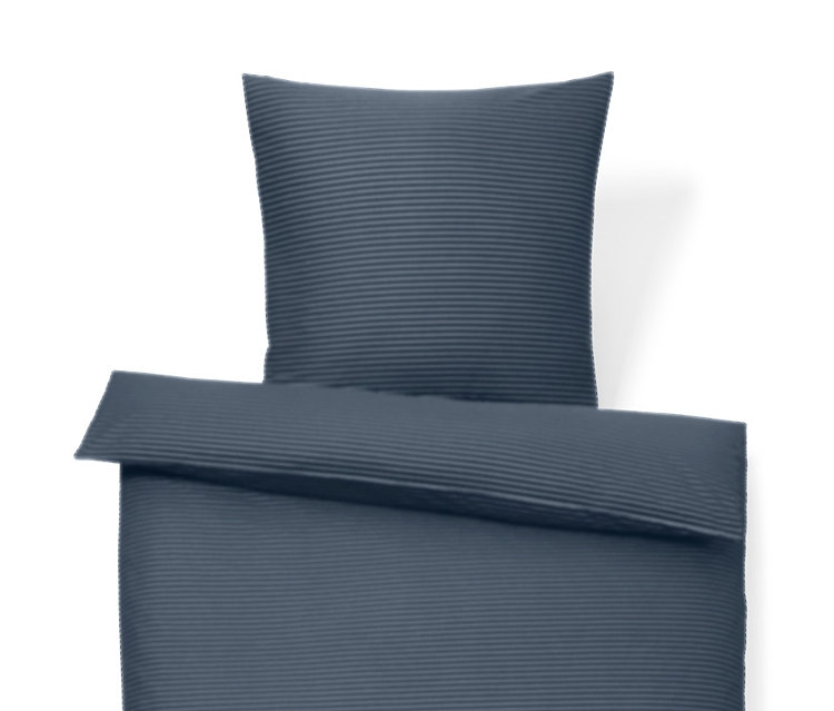 Modrá prémiová bavlnená posteľná bielizeň: obliečka na vankúš hore a obliečka na prikrývku dole.