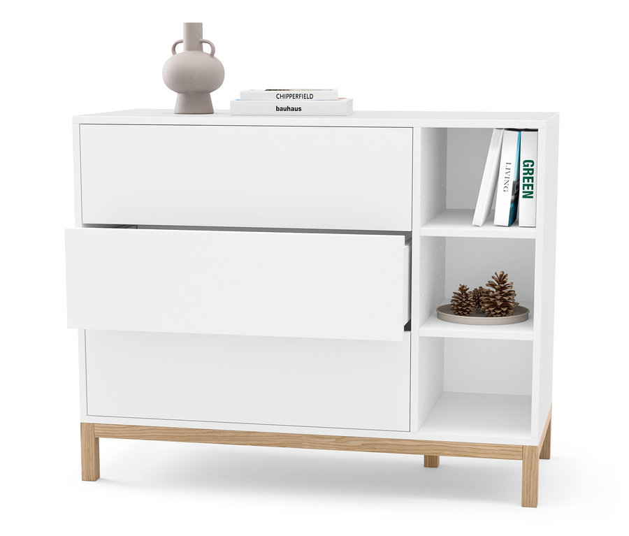 Biela komoda s tromi zásuvkami, z ktorých jedna je otvorená. Na komode leží váza a knihy.