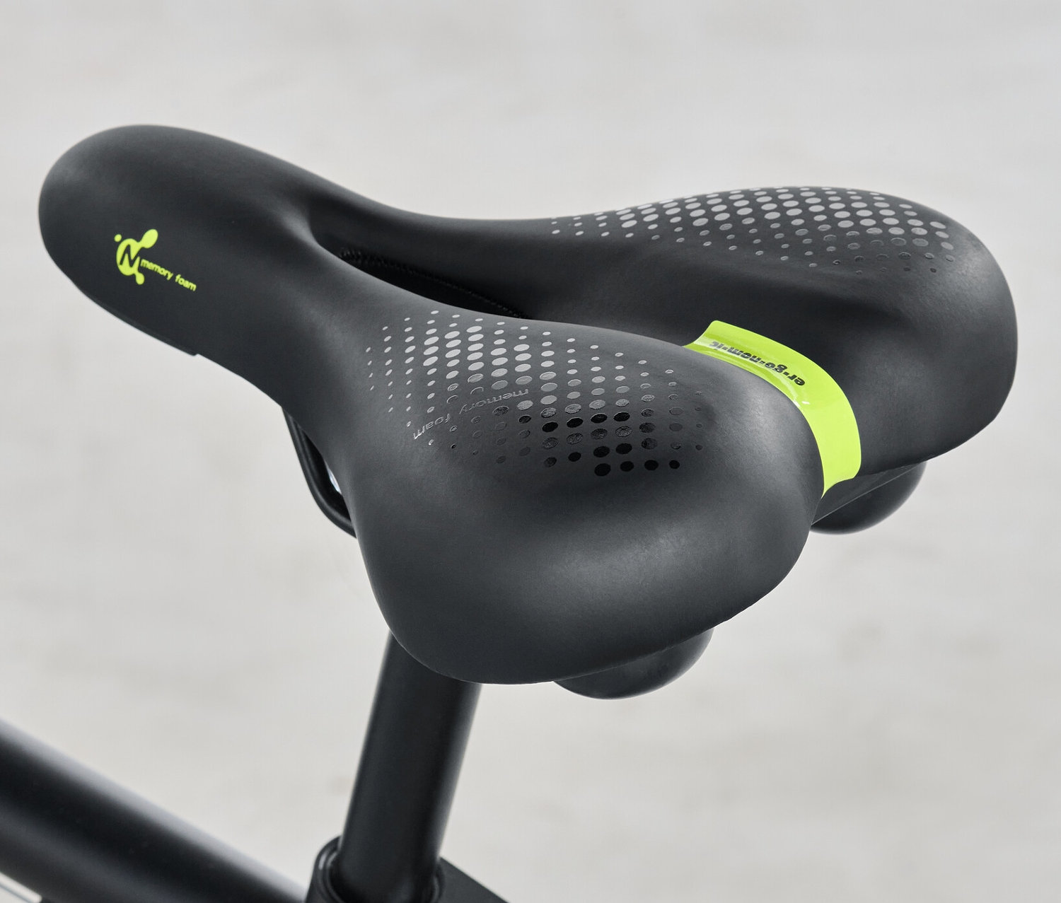 Čierne pohodlné cyklistické sedlo na bicykli.