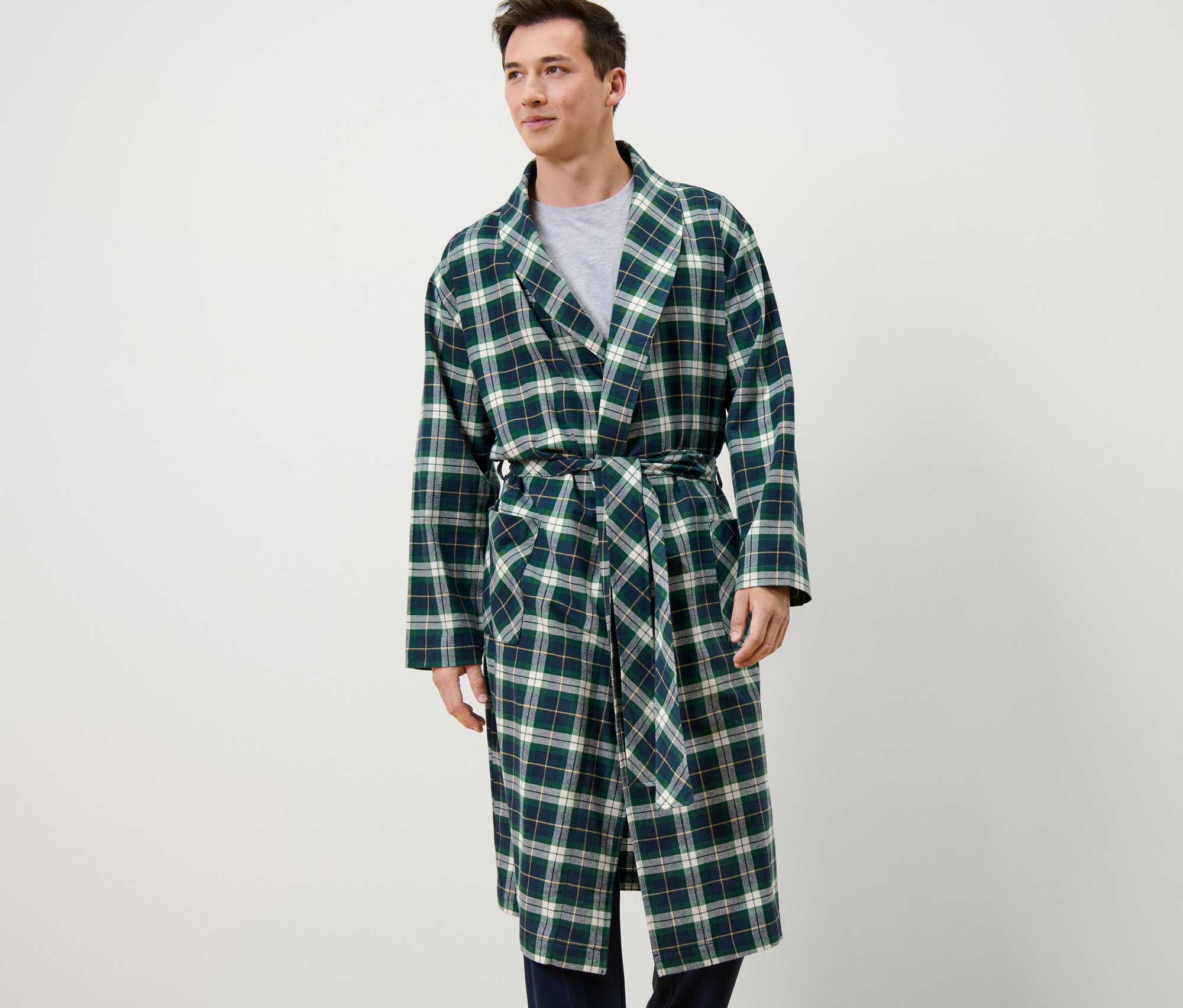 Muž má na sebe flanelový župan.