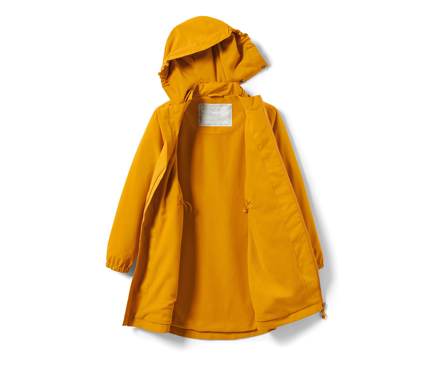 Otvorená detská parka do dažďa žltej farby s kapucňou.