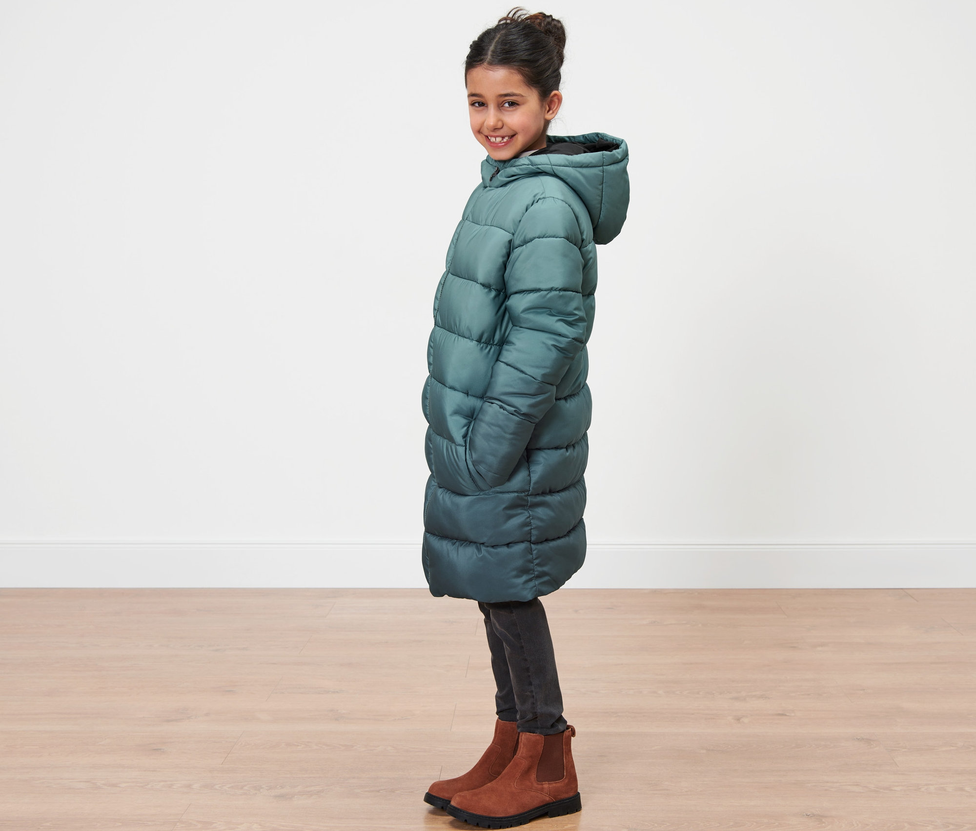 Dievča pózuje v detskom termokabáte.