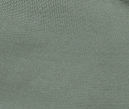 Detailný záber na zelenú posteľnú bielizeň z perkálu štandardnej a nadmernej veľkosti.