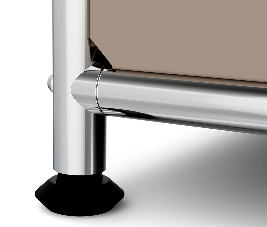 Detail kovu hnedosivej komody »CN3« s drevenou doskou, chrómovanou nohou a čiernou pätkou.