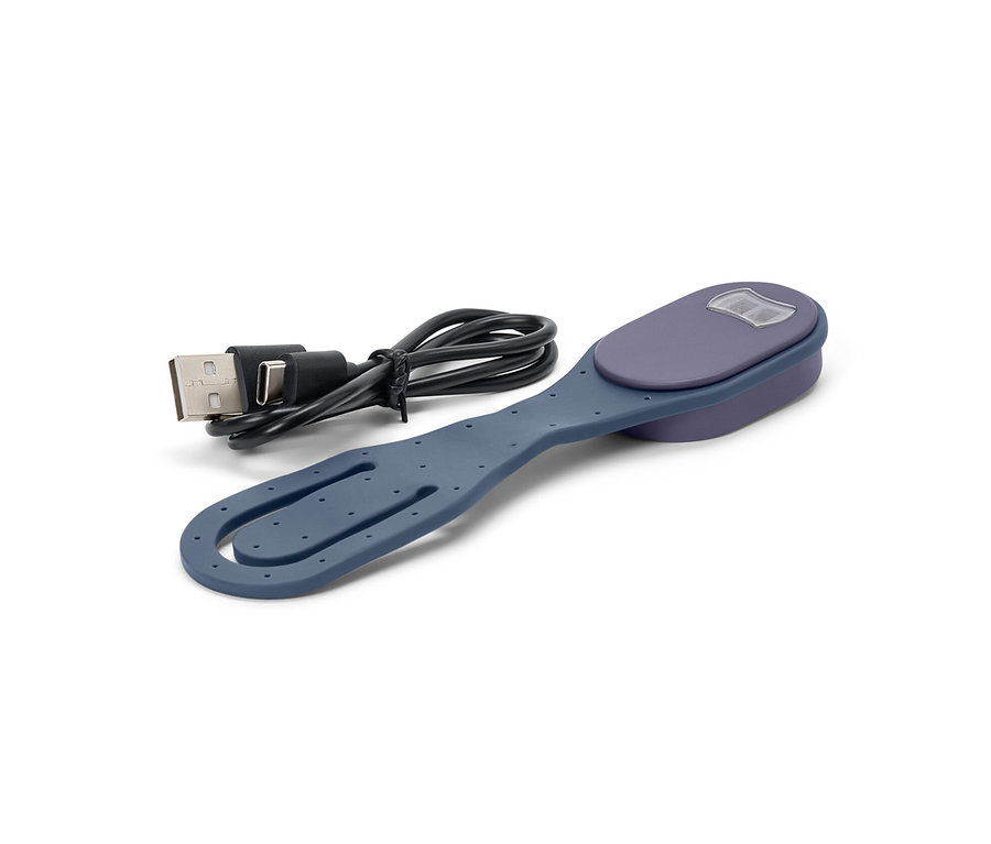 Modrá mini LED lampa na čítanie s akumulátorom a USB káblom na bielom pozadí.