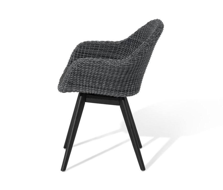 Sivá škrupinová stolička s polyratanovým výpletom a čiernymi nohami.