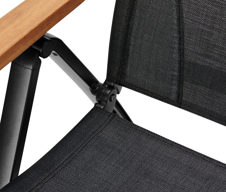 Detail čierneho záhradného kresla s nastaviteľným vysokým operadlom a drevenou lakťovou opierkou.