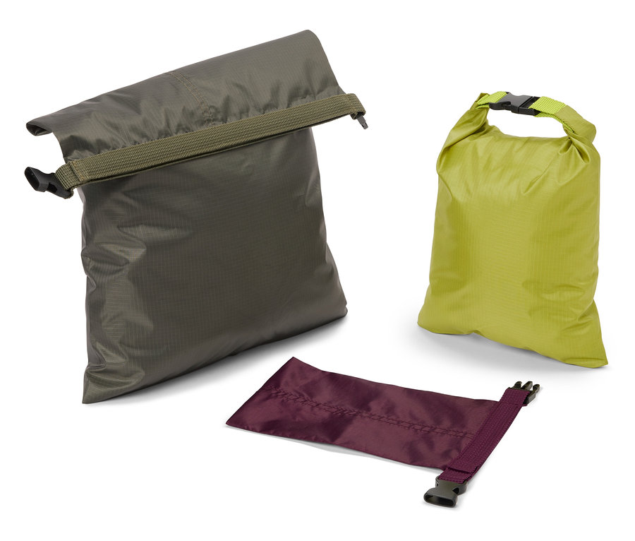 Tri vodeodolné vaky v olivovej, limetkovej a fialovej farbe ležia na bielom pozadí.