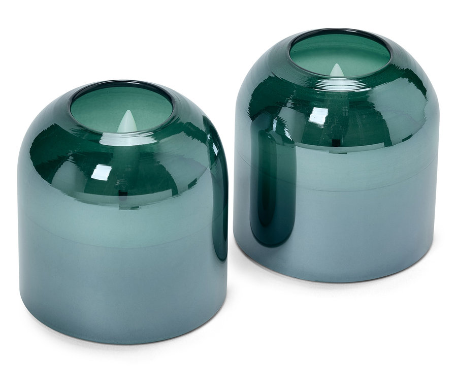 Dve modrozelené sklenené sviečky na bielom pozadí.