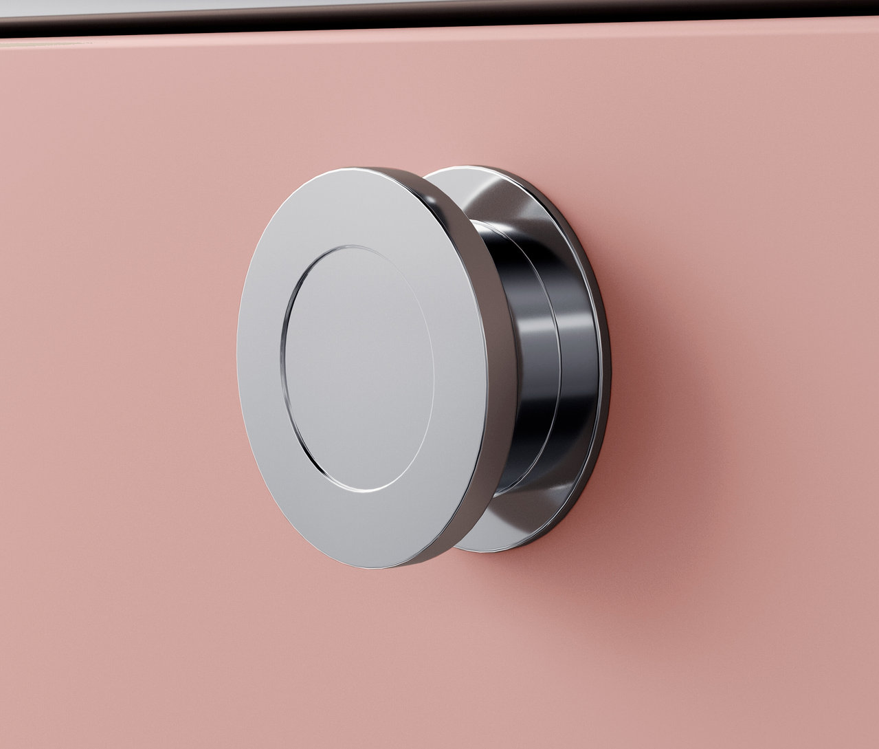 Detail striebornej okrúhlej kľučky na ružovom povrchu.