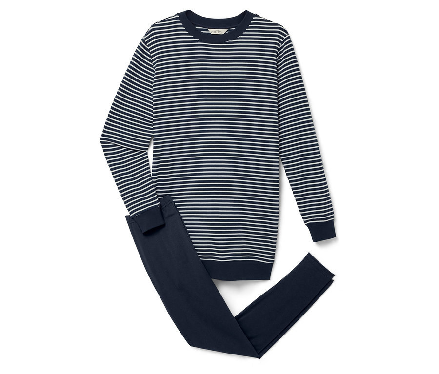 Pruhovaný top s dlhým rukávom a tmavomodré nohavice na bielom pozadí.