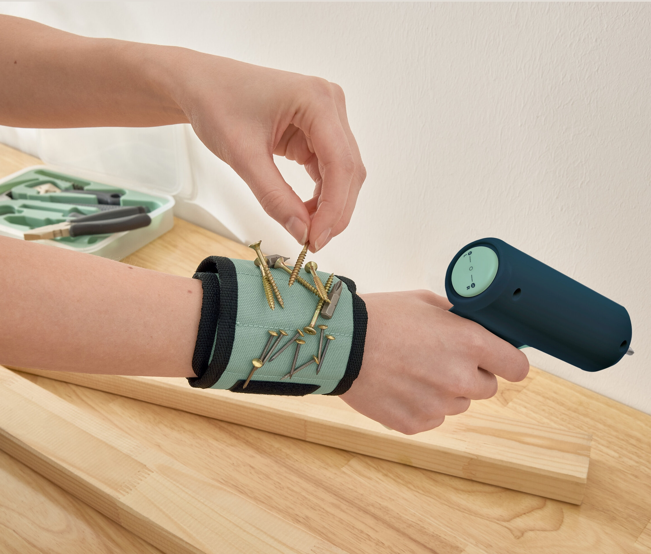 Ruka zbiera skrutku z magnetického náramku.