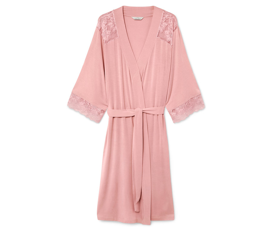 Ružový župan s čipkou na rukávoch a ramenách, s opaskom na zaväzovanie, na bielom pozadí.