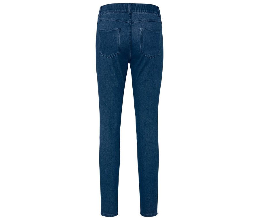 Pohľad zozadu na tmavomodré džínsy.