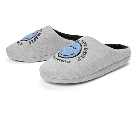 Dve sivé papuče s modrým smajlíkom a nápisom "Be Yourself" a "Smileyworld".