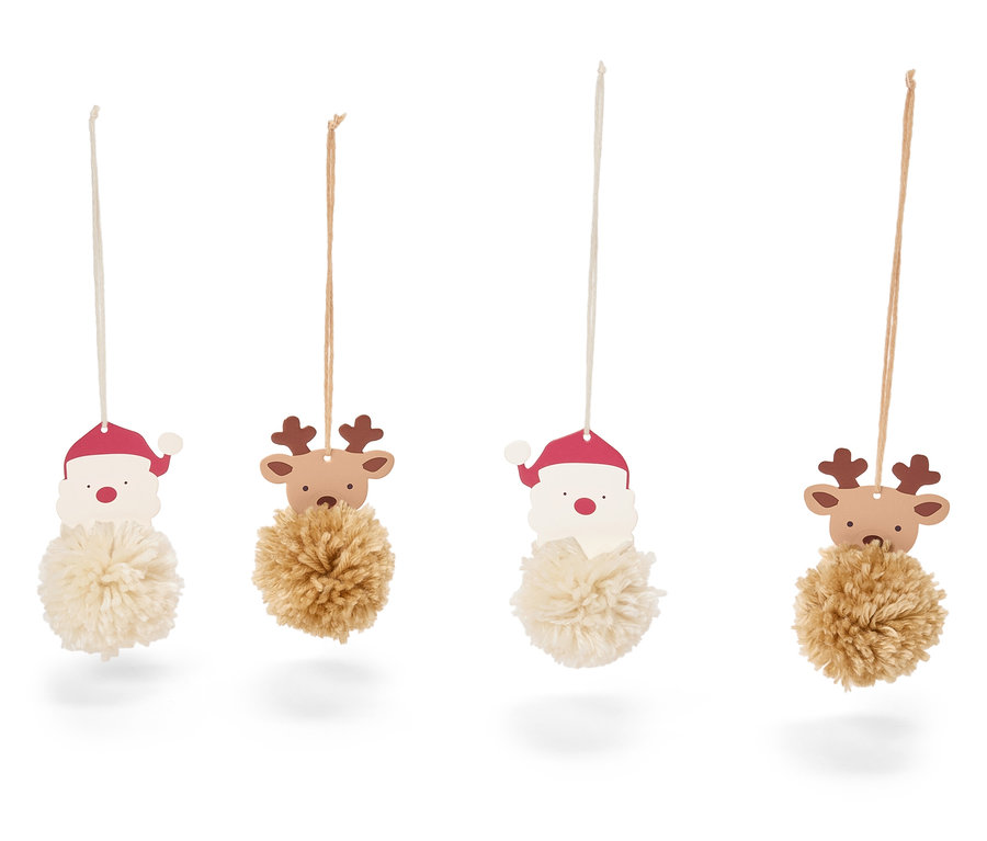 Štyri vianočné ozdoby, dve s motívom Santa Clausa a dve s motívom soba, visia na bielom pozadí.