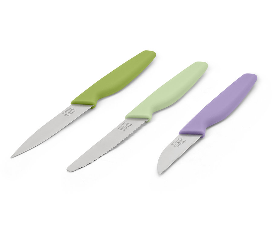 Tri nože s farebnými rúčkami ležia na bielom pozadí.