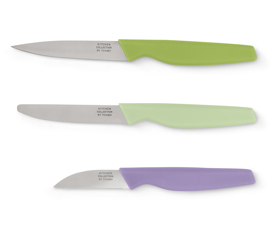 Tri nože s farebnými rukoväťami ležia na bielom pozadí.