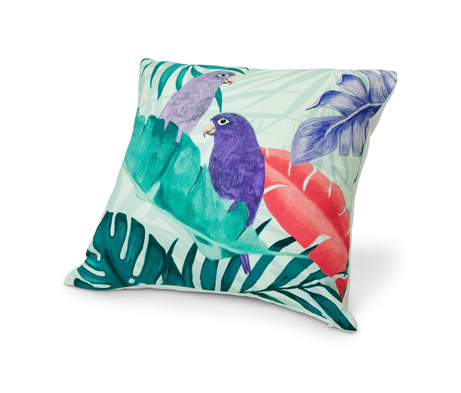 Dekoračná obliečka na vankúš s potlačou papagájov a tropických listov.