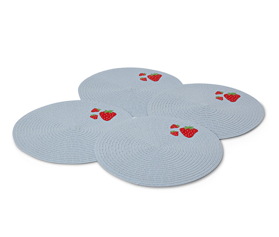 Štyri svetlomodré prestierania s výšivkou jahôd.