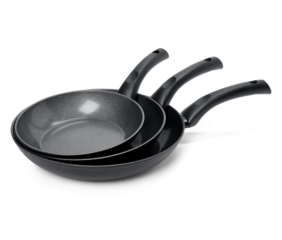 Tri čierne panvice rôznych veľkostí naskladané na sebe.