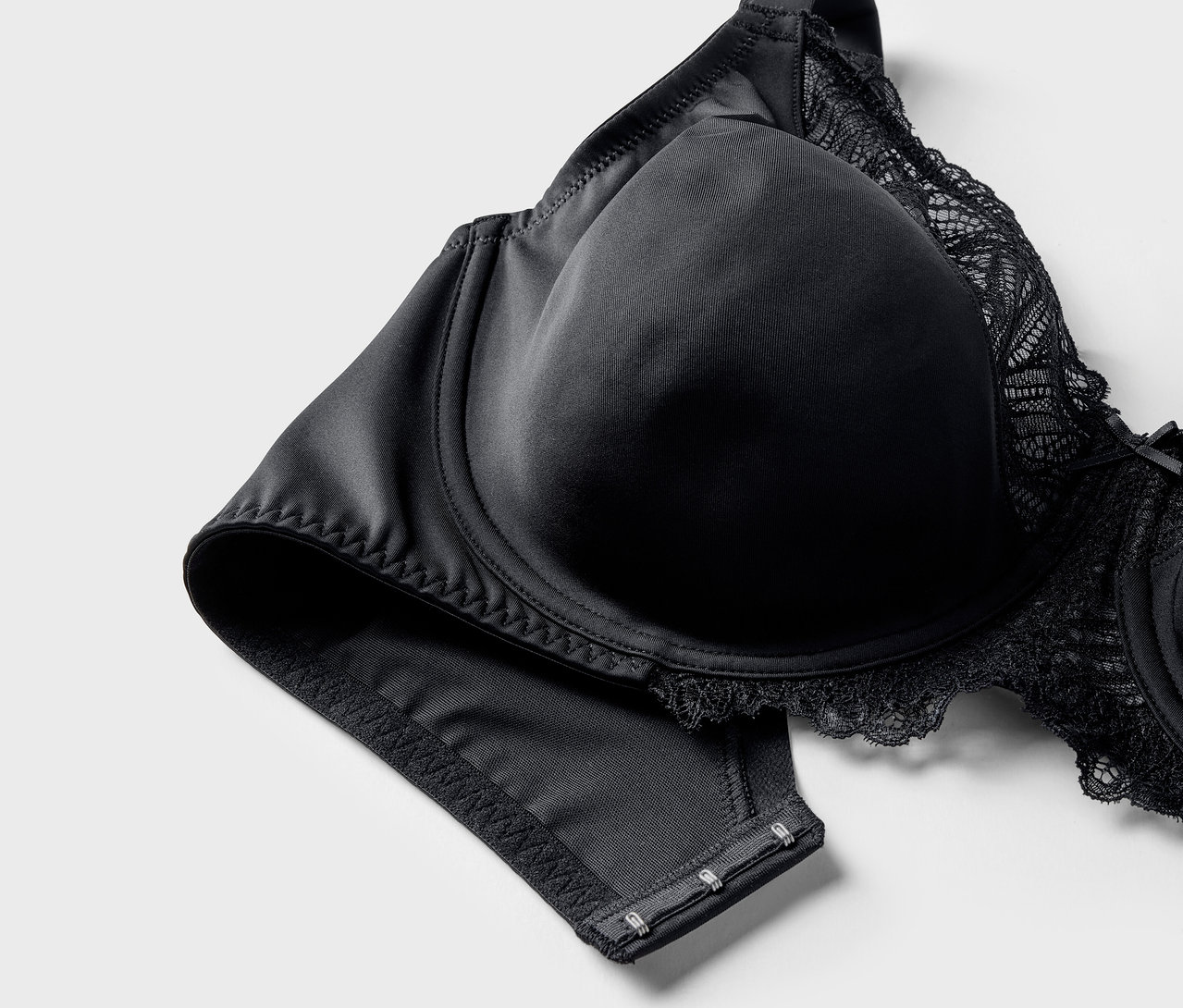 Detail čiernej podprsenky so zmenšujúcim efektom a čipkou.