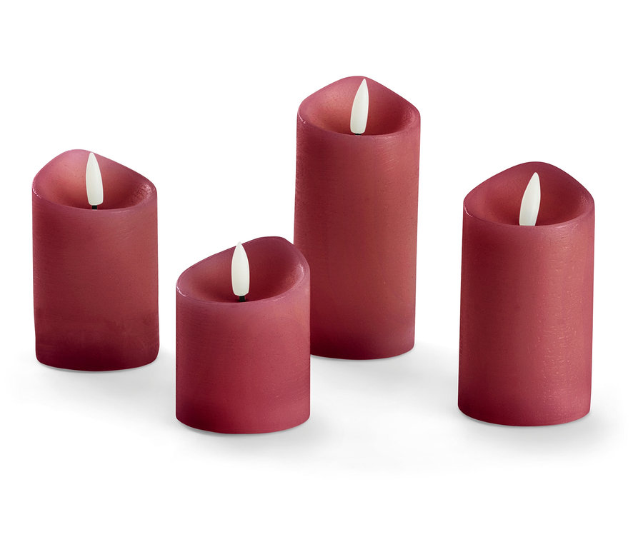 Štyri červené LED sviečky rôznych výšok na bielom pozadí.