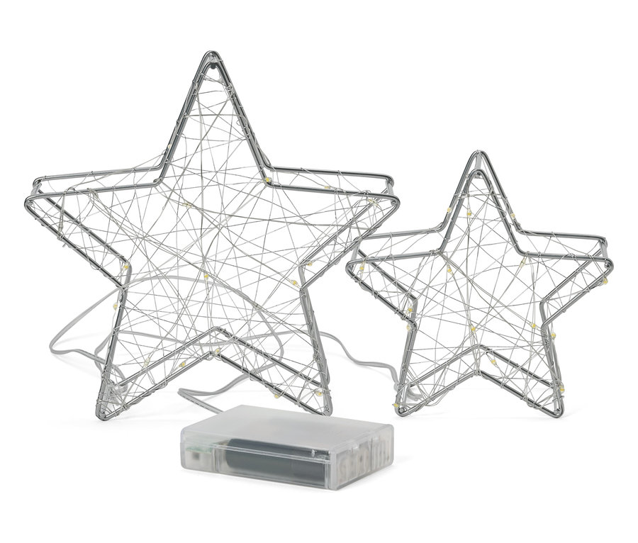 Dve strieborné drôtené hviezdy s malými svetielkami a priehľadnou batériovou skrinkou na bielom pozadí.