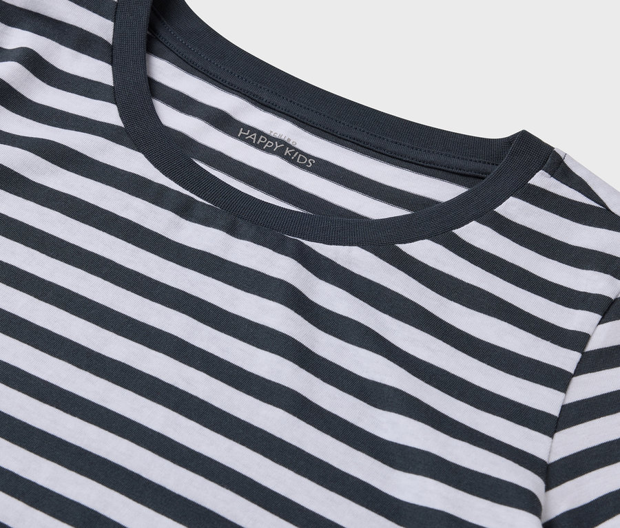 Detail pruhovaného trička Happy Kids s tmavomodrým lemom krku.